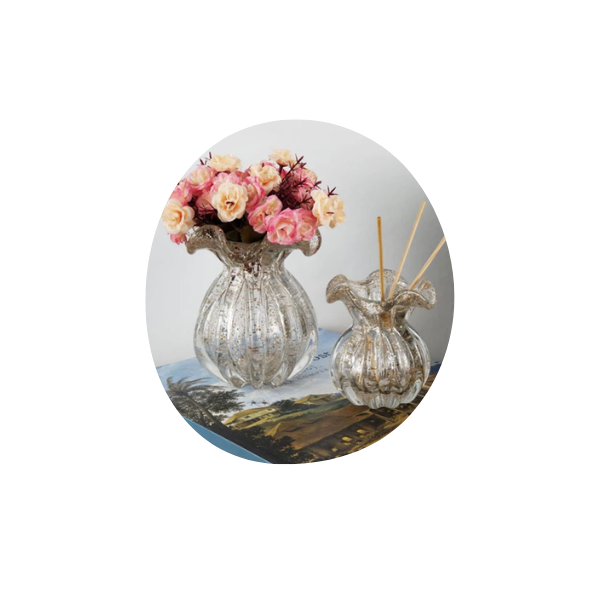 Vasos decorativos elegantes com flores e difusor
